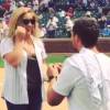 Andrew East demande en mariage Shawn Johnson dans un stade à Chicago le 24 juillet 2015.