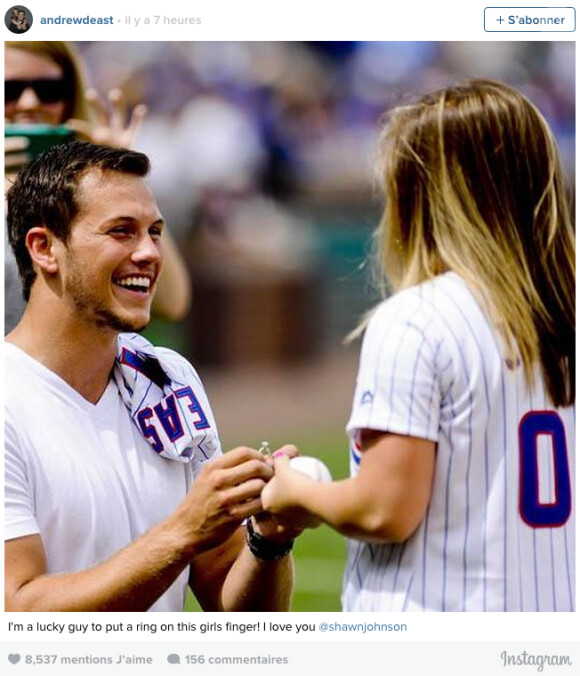 Andrew East demande en mariage sa jolie Shawn Johnson dans un stade à Chicago le 24 juillet 2015. 