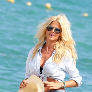 Victoria Silvstedt quitte la plage du club 55 à Saint-Tropez le 24 juillet 2015.