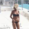 Victoria Silvstedt profite de la mer, dans un maillot de bain très sexy, à l'arrière de son bateau au large de Saint-Tropez, le 24 juillet 2015