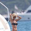 Victoria Silvstedt profite de la mer, dans un maillot de bain très sexy, à l'arrière de son bateau au large de Saint-Tropez, le 24 juillet 2015
