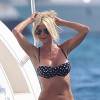 Victoria Silvstedt profite de la mer, dans un maillot de bain très sexy, à l'arrière de son bateau au large de Saint-Tropez, le 24 juillet 2015