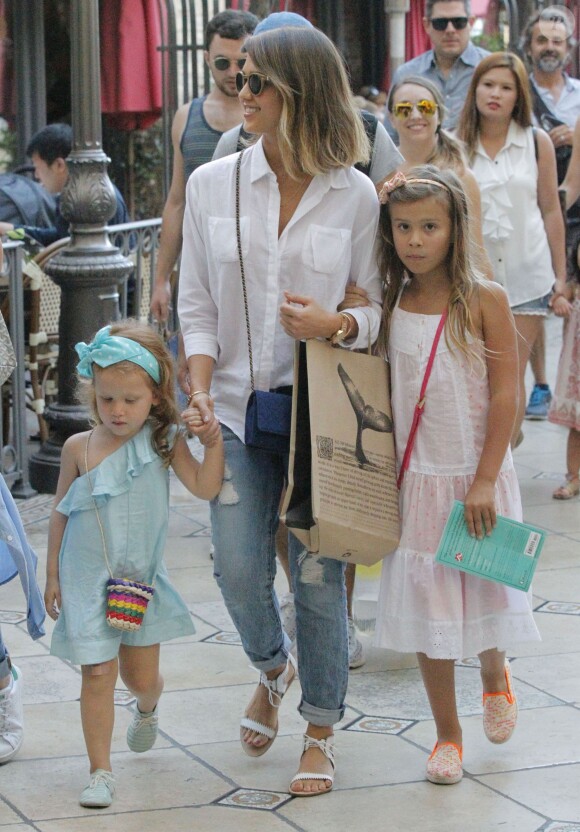 L'actrice Jessica Alba fait du shopping en compagnie de ses deux filles à Los Angeles Le 25 Juillet 2015