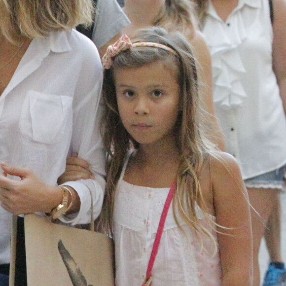 L'actrice Jessica Alba fait du shopping en compagnie de ses deux filles à Los Angeles Le 25 Juillet 2015