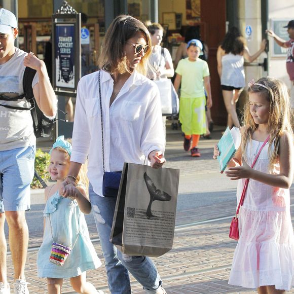 Jessica Alba fait du shopping en compagnie de ses deux filles à Los Angeles Le 25 Juillet 2015