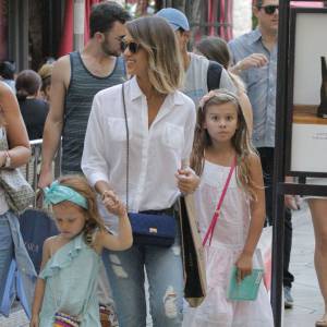 Jessica Alba fait du shopping en compagnie de ses deux filles à Los Angeles Le 25 Juillet 2015