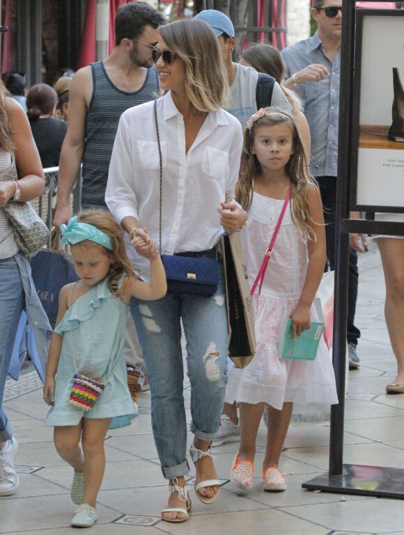 Jessica Alba fait du shopping en compagnie de ses deux filles à Los Angeles Le 25 Juillet 2015