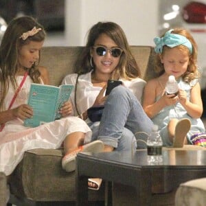 La belle Jessica Alba fait du shopping en compagnie de ses deux filles Honor et Haven à Los Angeles Le 25 Juillet 2015