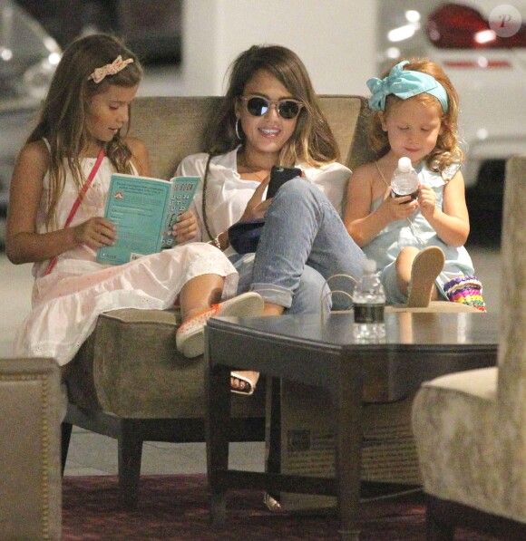 La belle Jessica Alba fait du shopping en compagnie de ses deux filles Honor et Haven à Los Angeles Le 25 Juillet 2015