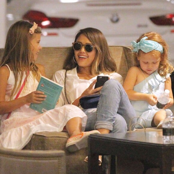 Jessica Alba fait du shopping en compagnie de ses deux filles Honor et Haven à Los Angeles Le 25 Juillet 2015