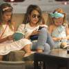 Jessica Alba fait du shopping en compagnie de ses deux filles à Los Angeles Le 25 Juillet 2015