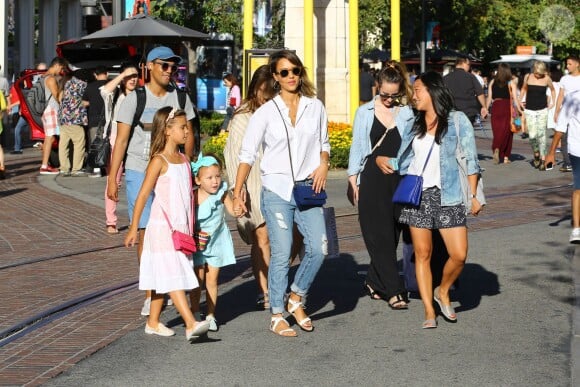 Jessica Alba passe l'après-midi avec ses filles Honor et Haven au centre commercial The Grove, à Los Angeles, le 25 juillet 2015 
