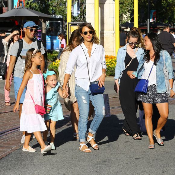 Jessica Alba passe l'après-midi avec ses filles Honor et Haven au centre commercial The Grove, à Los Angeles, le 25 juillet 2015 