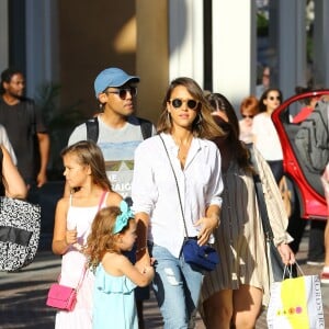 Jessica Alba passe l'après-midi avec ses filles Honor et Haven au centre commercial The Grove, à Los Angeles, le 25 juillet 2015 