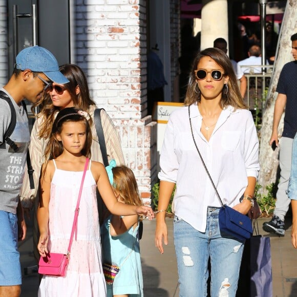 Jessica Alba passe l'après-midi avec ses filles Honor et Haven au centre commercial The Grove, à Los Angeles, le 25 juillet 2015 