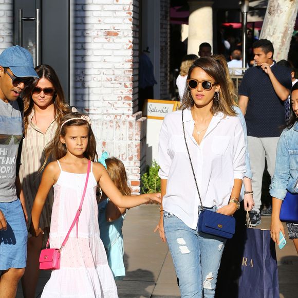 Jessica Alba passe l'après-midi avec ses filles Honor et Haven au centre commercial The Grove, à Los Angeles, le 25 juillet 2015 