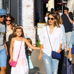 Jessica Alba passe l'après-midi avec ses filles Honor et Haven au centre commercial The Grove, à Los Angeles, le 25 juillet 2015 