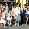 Jessica Alba passe l'après-midi avec ses filles Honor et Haven au centre commercial The Grove, à Los Angeles, le 25 juillet 2015 