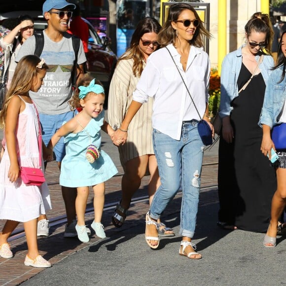 Jessica Alba passe l'après-midi avec ses filles Honor et Haven au centre commercial The Grove, à Los Angeles, le 25 juillet 2015 