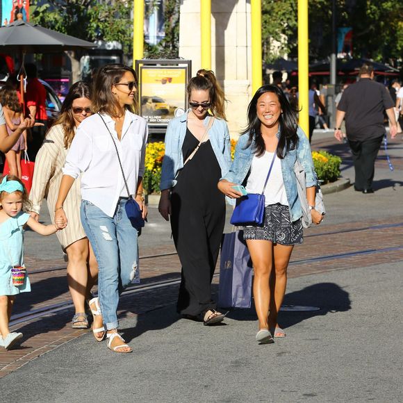 Jessica Alba passe l'après-midi avec ses filles Honor et Haven au centre commercial The Grove, à Los Angeles, le 25 juillet 2015 