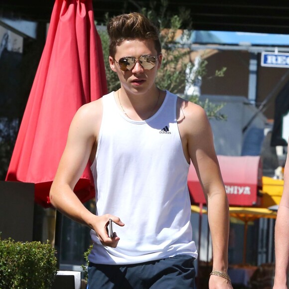 Exclusif - Brooklyn Beckham et un ami à West Hollywood Los Angeles, le 25 Juillet 2015  Exclusive... 51808558 David Beckham's son Brooklyn Beckham and a friend stop by SoulCycle for a workout in West Hollywood, California on July 25, 2015. Brooklyn usually works out with his dad but as he's gotten older David has let him branch out on his own.25/07/2015 - Los Angeles