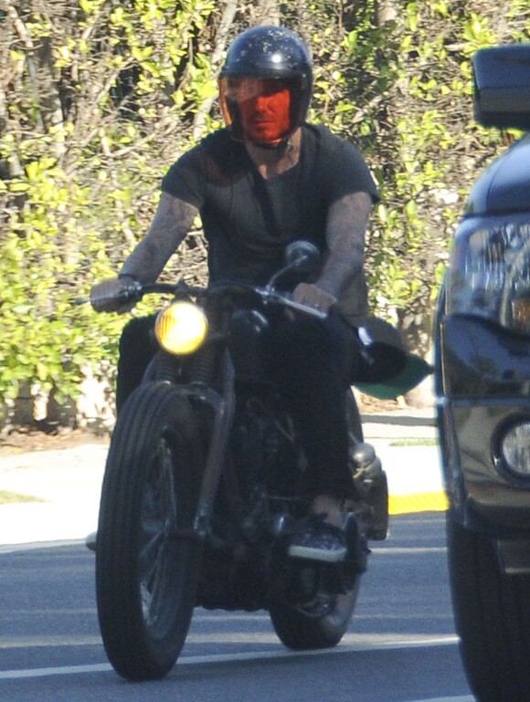 Exclusif - David Beckham en moto à Beverly Hills Los Angeles, le 25 Juillet 2015  Exclusive... 51808566 Soccer legend David Beckham out for a cruise on his motorcycle in Beverly Hills, California on July 25, 2015. David got a new tattoo of the number 99 on his hand last week to celebrate his 16th anniversary to Victoria.25/07/2015 - Los Angeles