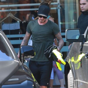 David Beckham sort de son cours de gym à Los Angeles Le 25 Juillet 2015  51808230 Soccer legend David Beckham starts his morning off with a trip to Soul Cycle gym for a workout on July 25, 2015 in Brentwood, California. David got a new tattoo of the number 99 on his hand last week to celebrate his 16th anniversary to Victoria...25/07/2015 - Los Angeles