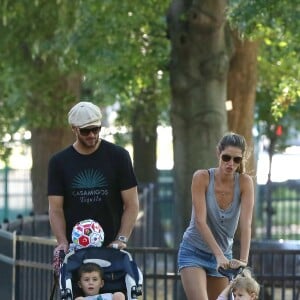 Gisele et Tom Brady en promenade à Boston en août 2014 avec leurs enfants