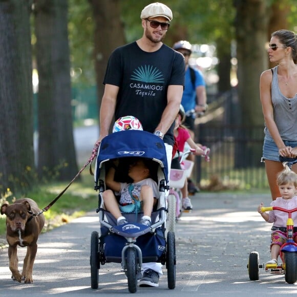 Gisele et Tom Brady en promenade à Boston en août 2014 avec leurs enfants