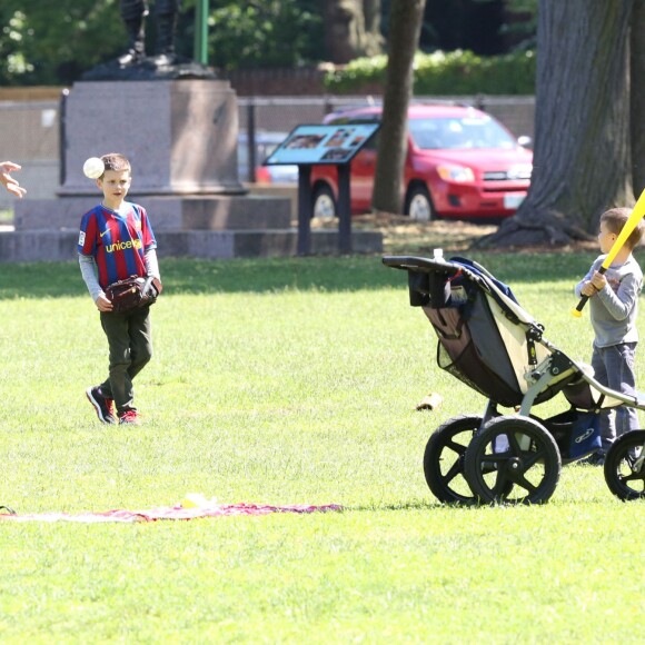 Gisele Bündchen, Tom Brady et leurs enfants John, Benjamin, et Vivian s'amusent dans un parc à Boston le 15 juin 2014.