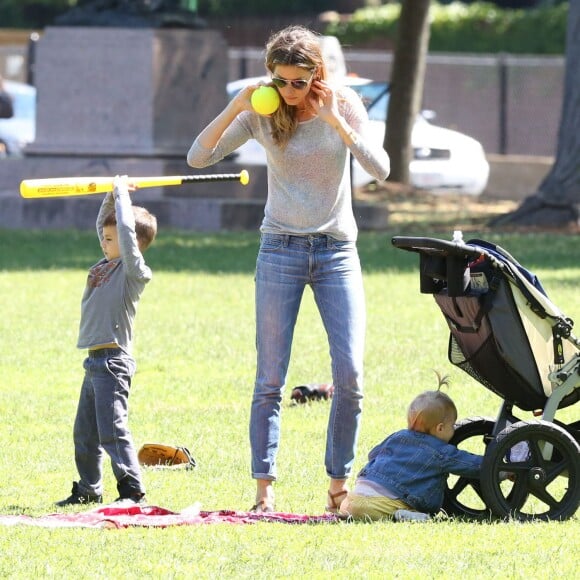 Gisele Bündchen, Tom Brady et leurs enfants John, Benjamin, et Vivian s'amusent dans un parc à Boston le 15 juin 2014.