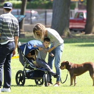 Gisele Bündchen, Tom Brady et leurs enfants John, Benjamin, et Vivian s'amusent dans un parc à Boston le 15 juin 2014.