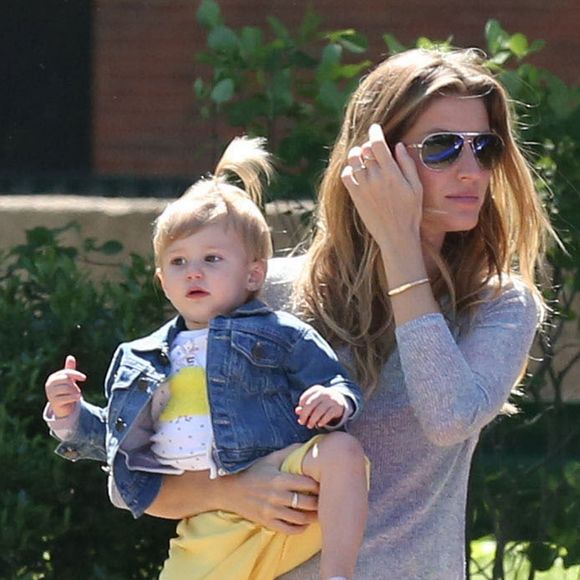 Gisele Bündchen, Tom Brady et leurs enfants John, Benjamin, et Vivian s'amusent dans un parc à Boston le 15 juin 2014.