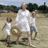 Kelly Rutherford et ses enfants, Hermes et Helena, lors de leur arrivée à la journée "Ovarian Cancer Research Fund's Super Saturday" à Water Mill dans les Hamptons, le 25 juillet 2015 à New York