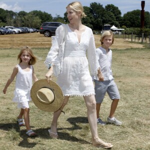 Kelly Rutherford et ses enfants, Hermes et Helena, lors de leur arrivée à la journée "Ovarian Cancer Research Fund's Super Saturday" à Water Mill dans les Hamptons, le 25 juillet 2015 à New York