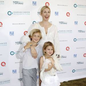 Kelly Rutherford et ses enfants, Hermes et Helena, lors de la journée "Ovarian Cancer Research Fund's Super Saturday" à Water Mill dans les Hamptons, le 25 juillet 2015 à New York