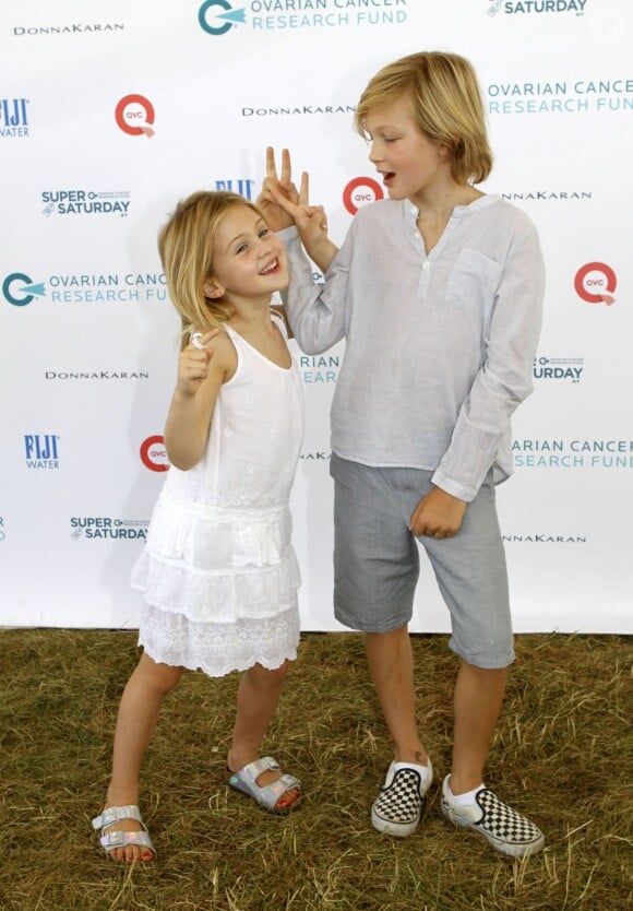 Hermes et Helena, les enfants de Kelly Rutherford, lors de la journée "Ovarian Cancer Research Fund's Super Saturday" à Water Mill dans les Hamptons, le 25 juillet 2015 à New York