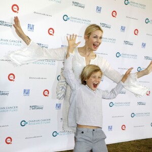 Kelly Rutherford et son fils Hermes, lors de la journée "Ovarian Cancer Research Fund's Super Saturday" à Water Mill dans les Hamptons, le 25 juillet 2015 à New York