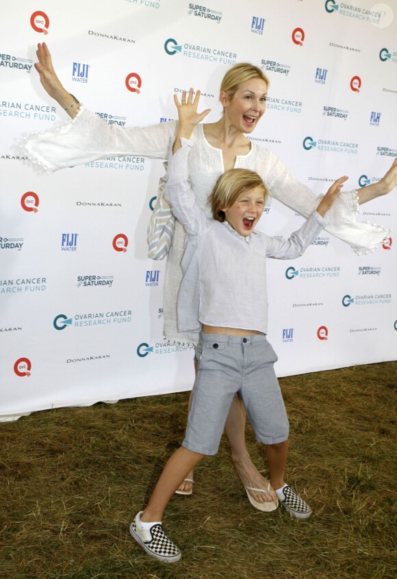 Kelly Rutherford et son fils Hermes, lors de la journée "Ovarian Cancer Research Fund's Super Saturday" à Water Mill dans les Hamptons, le 25 juillet 2015 à New York