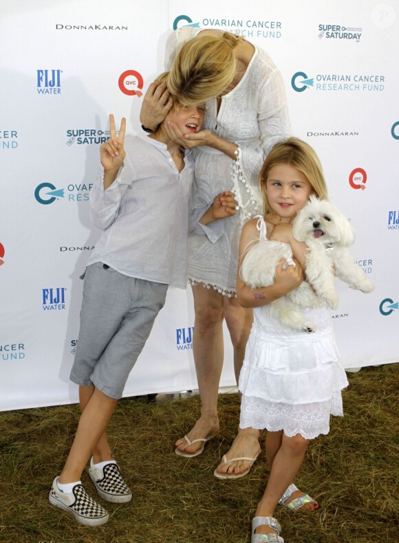 Kelly Rutherford, tendre maman avec ses enfants, Hermes et Helena, lors de la journée "Ovarian Cancer Research Fund's Super Saturday" à Water Mill dans les Hamptons, le 25 juillet 2015 à New York