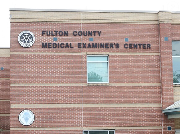 Illustration devant le "Fulton County Medical Examiner's Center", où a été amené le corps de Bobbi Kristina Brown pour une autopsie, à Atlanta. Le 27 juillet 2015