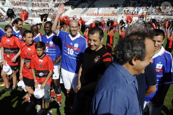 Zinedine Zidane et Mourad Boudjellal - Match amical de foot et rugby entre le RC Toulon et l'équipe de France 98 au stade Mayol à Toulon, au profit de l'association de Pascal Olmeta "Un sourire, un espoir pour la vie" le 28 juillet 2015