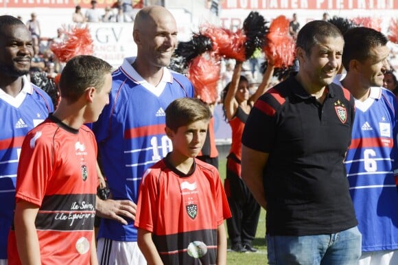 Zinedine Zidane et Mourad Boudjellal - Match amical de foot et rugby entre le RC Toulon et l'équipe de France 98 au stade Mayol à Toulon, au profit de l'association de Pascal Olmeta "Un sourire, un espoir pour la vie" le 28 juillet 2015
