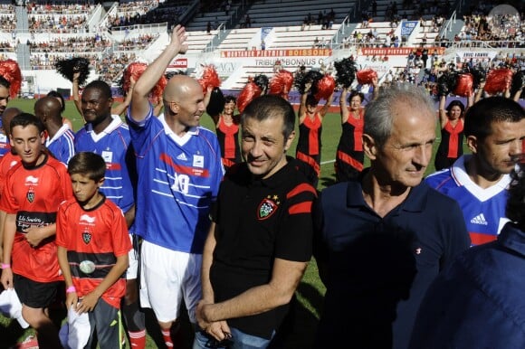 Zinedine Zidane et Mourad Boudjellal - Match amical de foot et rugby entre le RC Toulon et l'équipe de France 98 au stade Mayol à Toulon, au profit de l'association de Pascal Olmeta "Un sourire, un espoir pour la vie" le 28 juillet 2015
