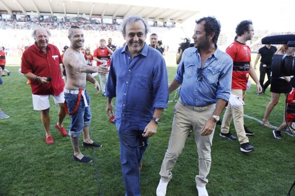 Michel Platini et Bernard Montiel- Match amical de foot et rugby entre le RC Toulon et l'équipe de France 98 au stade Mayol à Toulon, au profit de l'association de Pascal Olmeta "Un sourire, un espoir pour la vie" le 28 juillet 2015