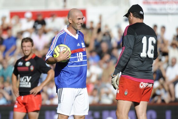 Zinedine Zidane - Match amical de foot et rugby entre le RC Toulon et l'équipe de France 98 au stade Mayol à Toulon, au profit de l'association de Pascal Olmeta "Un sourire, un espoir pour la vie" le 28 juillet 2015