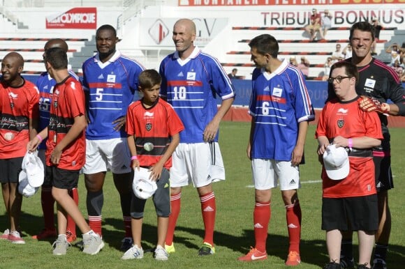 Zinedine Zidane et Eric Carrière - Match amical de foot et rugby entre le RC Toulon et l'équipe de France 98 au stade Mayol à Toulon, au profit de l'association de Pascal Olmeta "Un sourire, un espoir pour la vie" le 28 juillet 2015