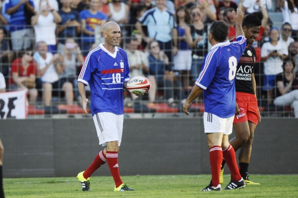 Jean-Marc Ferreri et Zinedine Zidane - Match amical de foot et rugby entre le RC Toulon et l'équipe de France 98 au stade Mayol à Toulon, au profit de l'association de Pascal Olmeta "Un sourire, un espoir pour la vie" le 28 juillet 2015