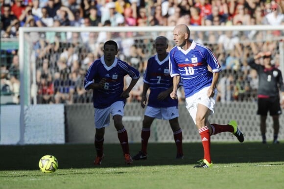 Zinedine Zidane - Match amical de foot et rugby entre le RC Toulon et l'équipe de France 98 au stade Mayol à Toulon, au profit de l'association de Pascal Olmeta "Un sourire, un espoir pour la vie" le 28 juillet 2015
