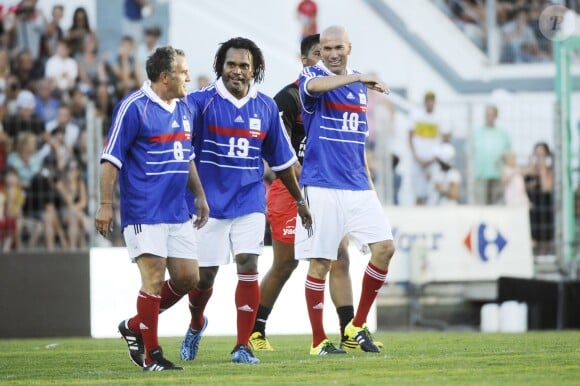Christian Karembeu, Jean-Marc Ferreri et Zinedine Zidane - Match amical de foot et rugby entre le RC Toulon et l'équipe de France 98 au stade Mayol à Toulon, au profit de l'association de Pascal Olmeta "Un sourire, un espoir pour la vie" le 28 juillet 2015